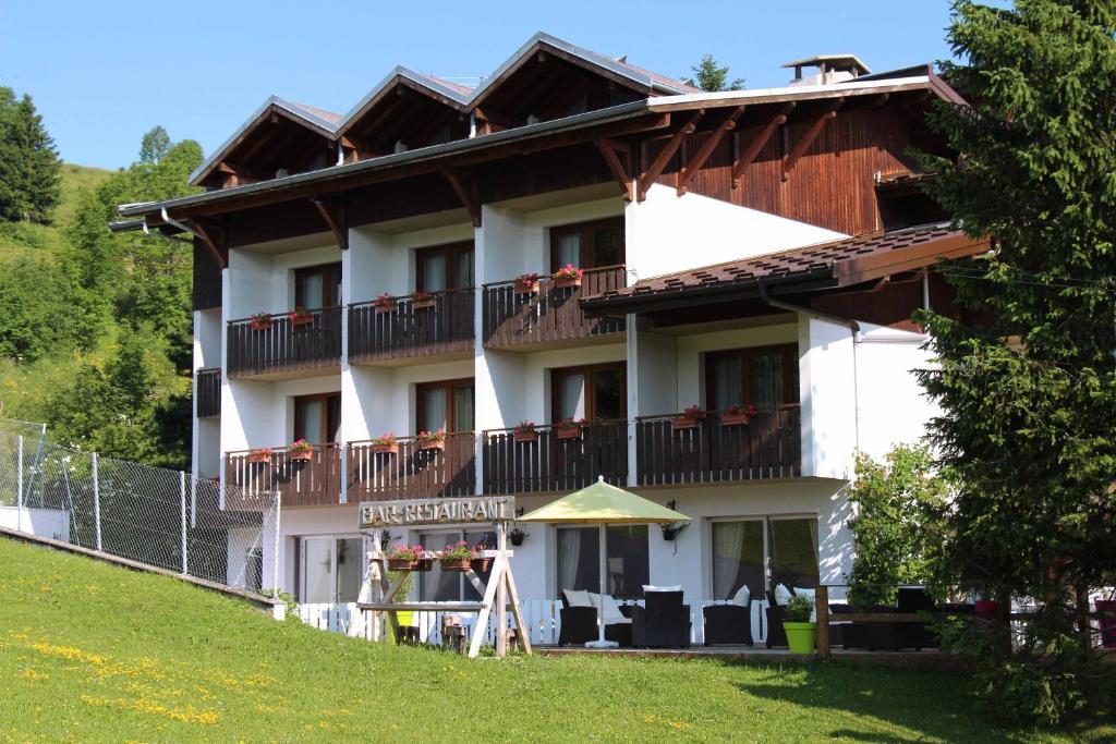 Hotel Le Christania Bellevaux Bagian luar foto